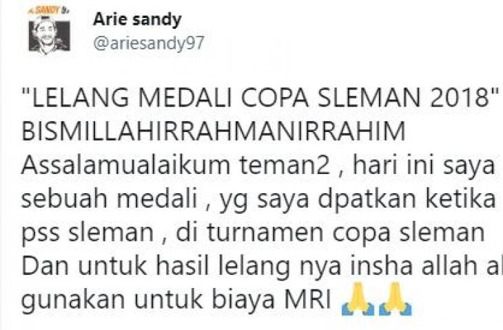 Eks gelandang PSS Sleman, Arie Sandy, melelang medali. (Twitter/@ariesandy97)