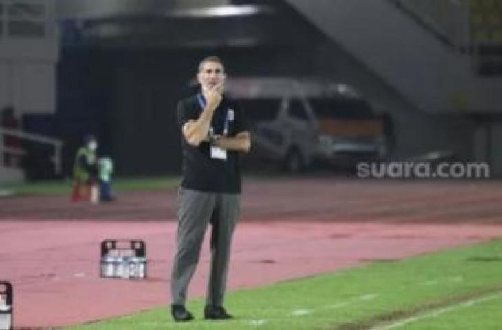 Pelatih Persija Jakarta, Angelo Alessio saat memimpin timnya menghadapi Persib Bandung dalam laga pekan ke-12 BRI Liga 1 2021/2022 di Stadion Manahan, Solo, Sabtu (20/11/2021). [Suara.com/Ronald Seger Prabowo].