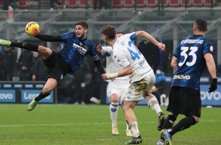 Potret aksi pemain Inter Milan, Andrea Ranocchia cetak gol akrobatik ke gawang Empoli di ajang Coppa Italia. (Twitter/@TGoalpost)