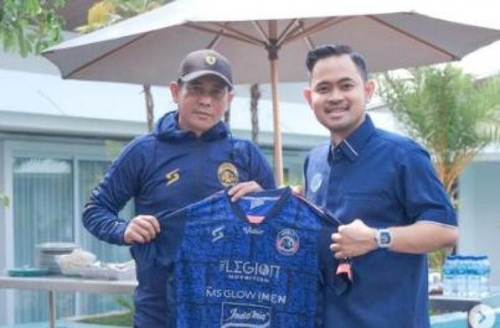 Joko Susilo bersama Bos Arema FC, Gilang Widya Pramana. (Instagram/@juragan99)