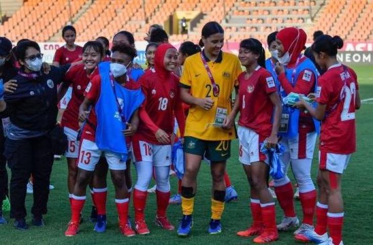 Momen para pemain Timnas Wanita Indonesia foto bersama bintang Australia, Samantha Kerr usai tampil di Piala Asia Wanita 2022. [Twitter/@TheMatildas]