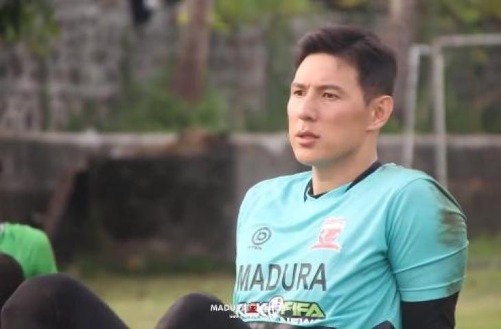 Kiper Madura United, Hong Jeong-nam. (Instagram/@maduraunited.fc)