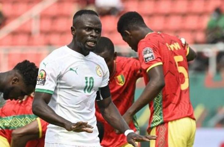 Potret aksi Sadio Mane saat membela Timnas Senegal melawan Guinea di Piala Afrika 2021. (PIUS UTOMI EKPEI / AFP)