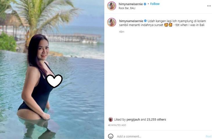 Tante Ernie pose pakai swimsuit. (Instagram/@himynameisernie)