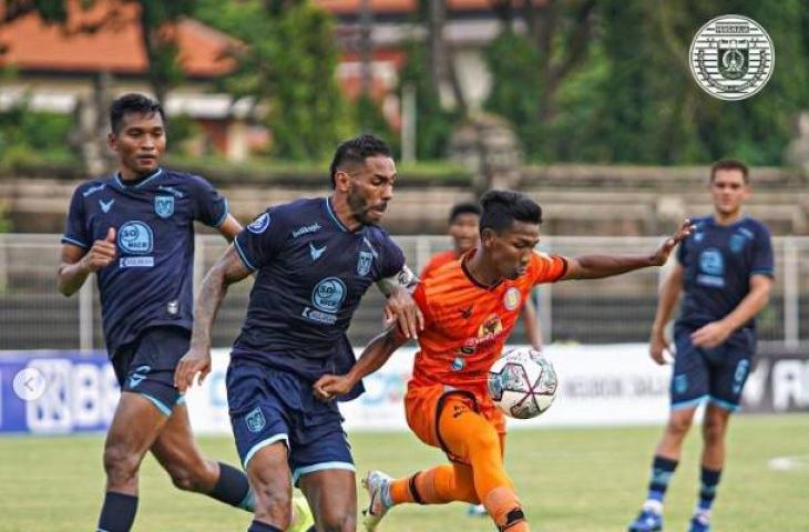 Aksi Assanur Rijal saat Persiraja Banda Aceh tahan imbang Persela Lamongan 2-2 di Liga 1 2021. (Instagram/persiraja_official)