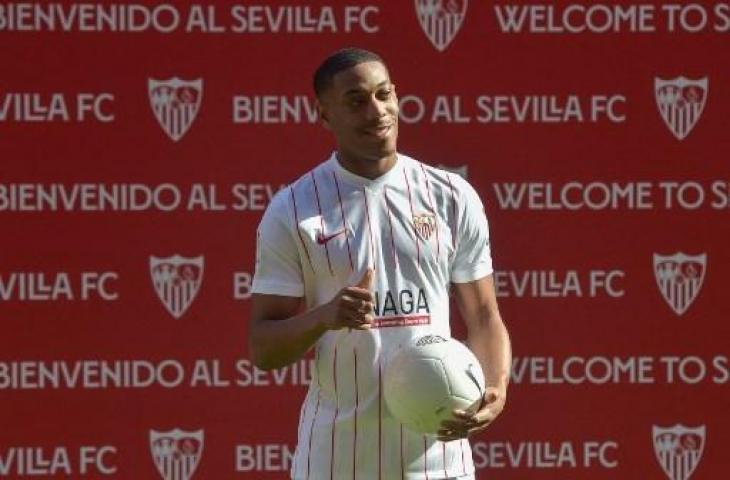 Anthony Martial saat diperkenalkan sebagai pemain baru Sevilla. (CRISTINA QUICLER / AFP)