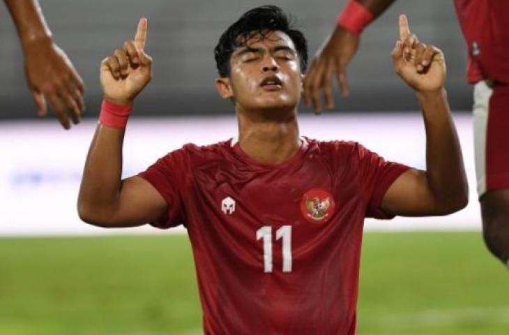 Pemain Timnas Indonesia Pratama Arhan berselebrasi bersama rekannya setelah berhasil mencetak gol ke gawang Timnas Timor Leste dalam pertandingan sepak bola Leg 1 FIFA Matchday di Stadion I Wayan Dipta, Gianyar, Bali, Kamis (27/1/2022). (ANTARA FOTO/Nyoman Budhiana/hp)