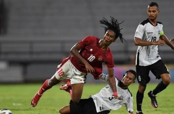 Penyerang sayap Timnas Indonesia, Ronaldo Kwateh (kiri) dihadang pemain Timnas Timor Leste pada pertandingan FIFA Matchday di Stadion Kapten I Wayan Dipta, Gianyar, Bali, Kamis (27/1/2022) malam WIB. [ANTARA FOTO/Nyoman Budhiana]