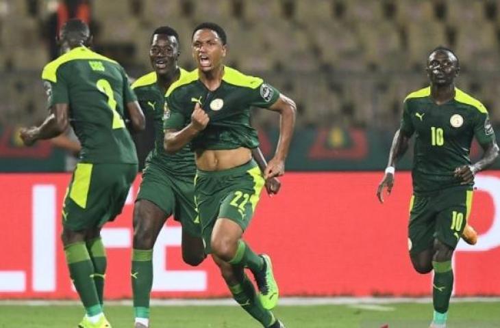 Selebrasi pemain Senegal Abdou Diallo (depan) setelah mencetak gol dalam pertandingan semifinal Piala Afrika 2021 lawan Burkina Faso pada 3 Februari 2022. (AFP/CHARLY TRIBALLEAU)