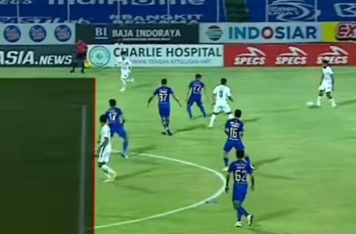 Asisten wasit angkat bendera offside untuk Taisei Marukawa. (Instagram/@pengamatsepakbola)