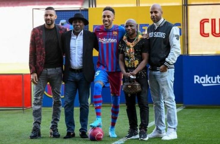 Pierre-Emerick Aubameyang saat diperkenalkan sebagai pemain baru Barcelona. (LLUIS GENE / AFP)