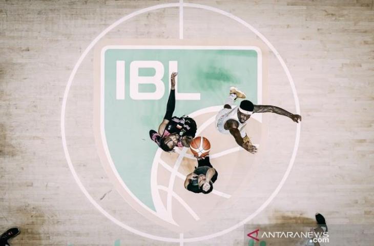 Tip off laga antara West Bandits Solo melawan Rans PIK Basketball dalam laga pembuka Seri I Liga Bola Basket Indonesia (IBL) 2022 di Hall Basket Gelora Bung Karno, Jakarta, Sabtu (15/1/2022). ANTARA/HO-IBL/Hari