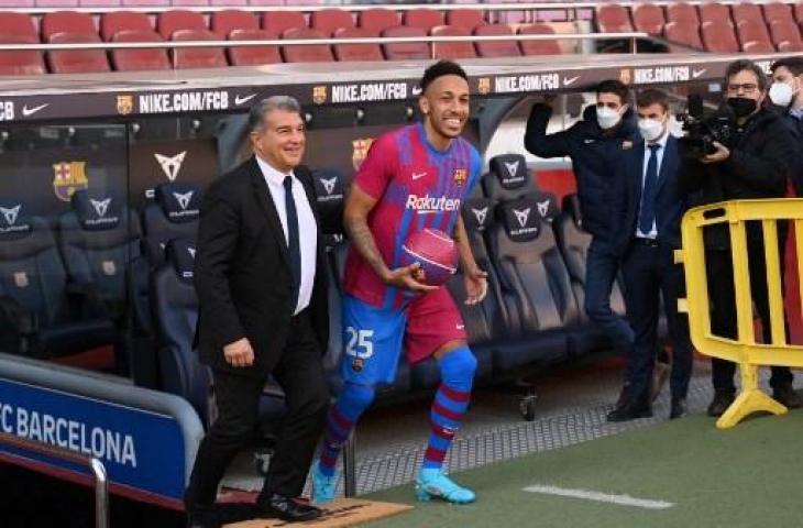 Pierre-Emerick Aubameyang saat diperkenalkan sebagai pemain baru Barcelona. (LLUIS GENE / AFP)