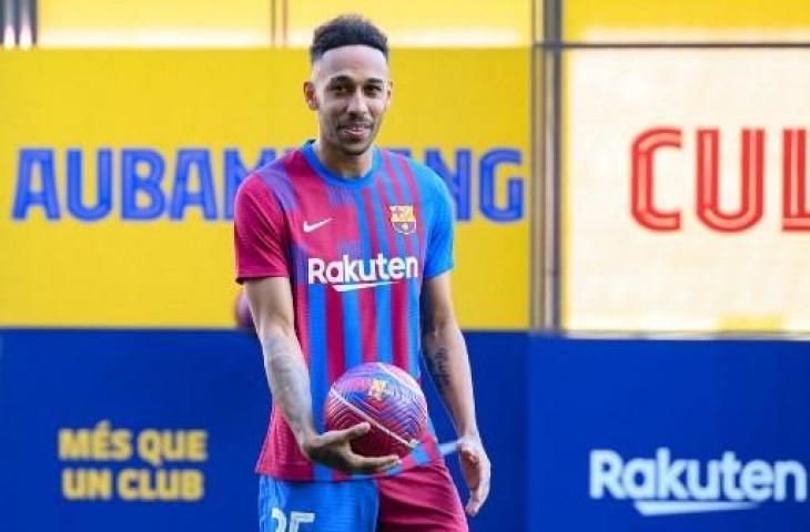 Pierre-Emerick Aubameyang saat diperkenalkan sebagai pemain baru Barcelona. (LLUIS GENE / AFP)