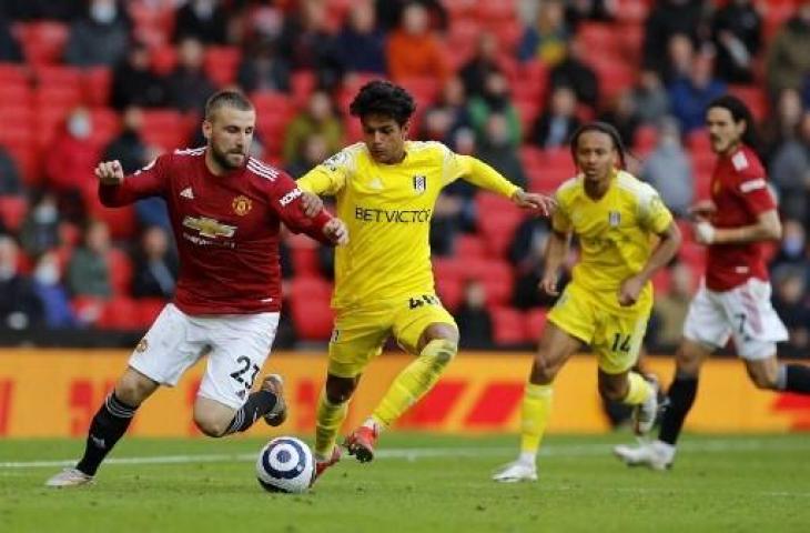 Pemain Fulham, Fabio Carvalho, saat mengahapi Manchester United. (Phil Noble/AFP)