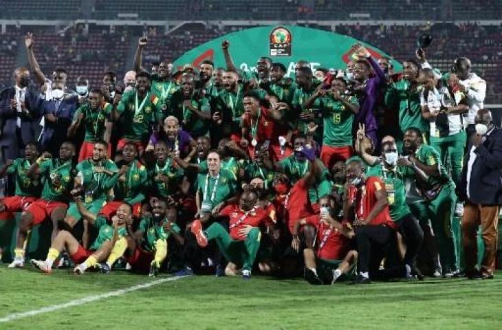 Pemain Timnas Kamerun merayakan kemenangan atas Burkina Faso dan menjadi juara tiga Piala Afrika 2021. (KENZO TRIBOUILLARD / AFP)