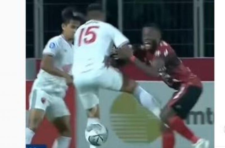 Wasit tak beri pelanggaran setelah kemaluan penyerang Bali United, Privat Mbarga ditendang oleh bek PSM Makassar, Hasyim Kipuw. (Instagram)