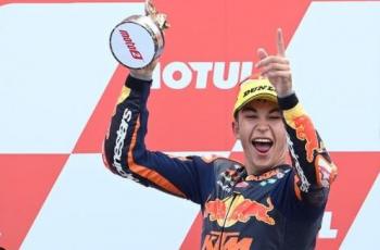 Enjoy Mandalika, Pembalap MotoGP Raul Fernandez Nikmati Kelapa Muda