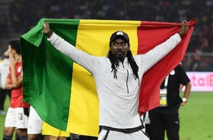 Selebrasi Aliou Cisse saat antar Timnas Senegal juara Piala Afrika 2021. (CHARLY TRIBALLEAU / AFP)