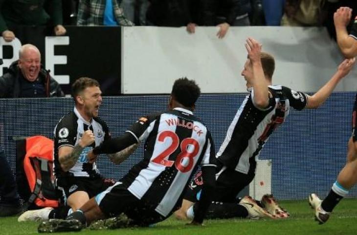 Kieran Trippier melakukan selebrasi bersama rekan setimnya di Newcastle United usai bobol gawang Everton di Liga Inggris. (LINDSEY PARNABY / AFP)