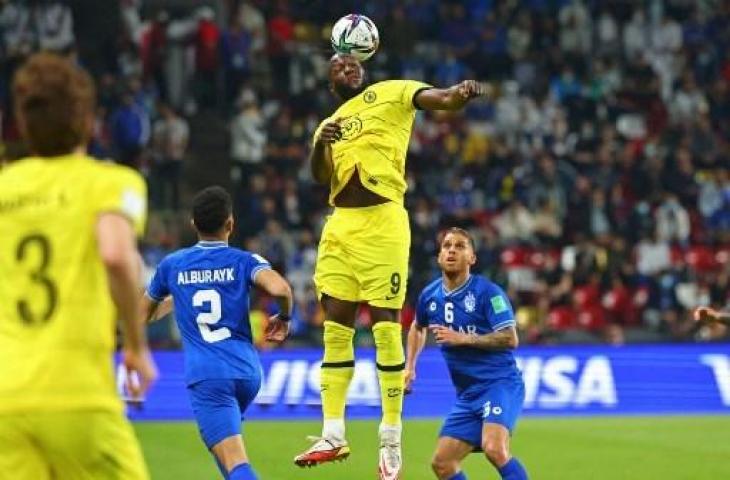 Aksi striker Chelsea, Romelu Lukaku, saat melawan Al Hilal di Piala Dunia Antarklub 2021. (GIUSEPPE CACACE / AFP)