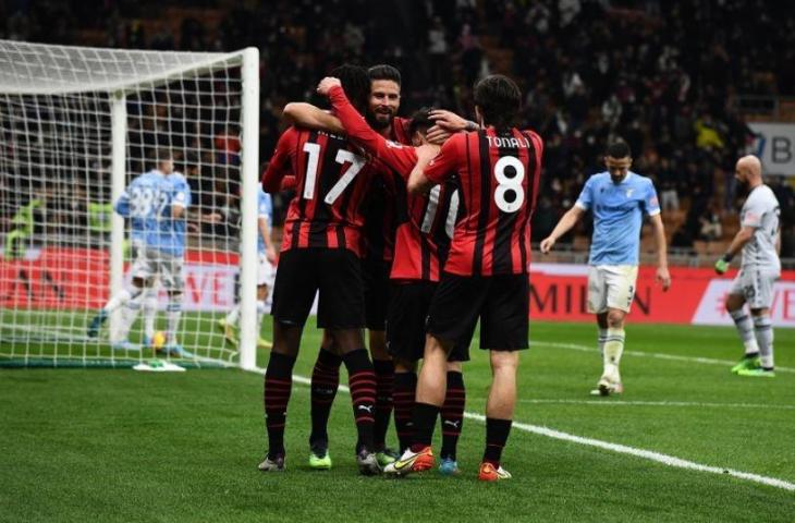 Striker AC Milan, Olivier Giraoud melakukan selebrasi bersama rekan setimnya usai bobol gawang Lazio di ajang Coppa Italia. (Twitter/@ACMilan)