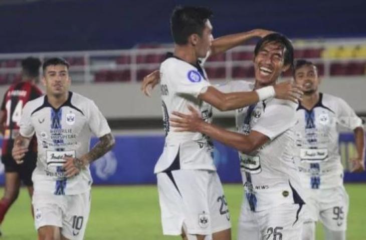 Wing back PSIS Semarang, Aqsha Saniskara (kanan) berselebrasi usai mencetak gol ke gawang Persipura Jayapura dalam lanjutan pekan ke-16 BRI Liga 1 2021/2022 di Stadion Manahan, Solo, Sabtu (11/12/2021). [Suara.com/Ronald Seger Prabowo]