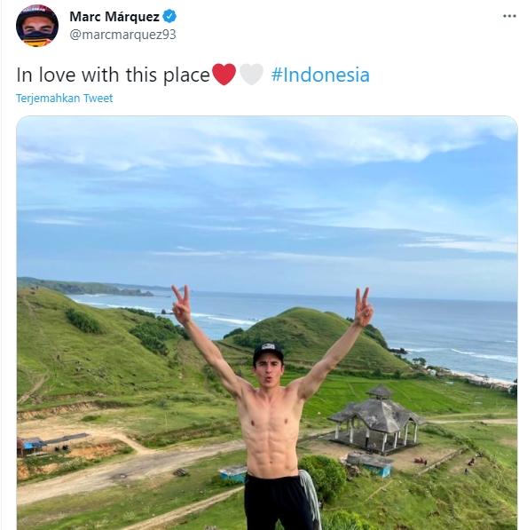 Marc Marquez menikmati alam di Lombok dengan telanjang dada. (Twitter/@marcmarquez93)