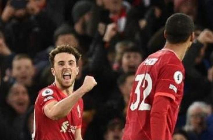 Striker Liverpool asal Portugal, Diogo Jota (kiri) melakukan selebrasi setelah mencetak gol kedua selama pertandingan pekan ke-24 Liga Inggris antara Liverpool vs Leicester City di Anfield, Jumat (11/2/2022) dini hari WIB. Oli SCARFF / AFP.