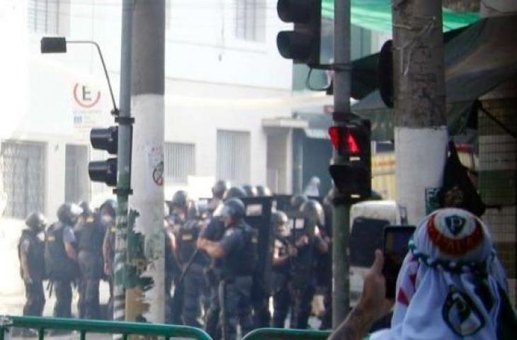 Polisi turun tangan saat suporter Palmeiras berkumpul di luar stadion untuk menonton Final Piala Dunia Antarklub 2021 yang akhirnya dimenangkan oleh Chelsea 2-1 setelah perpanjangan waktu, Minggu (13/2/2022) dini hari WIB. ANTARA/REUTERS/SPP/Fernando Roberto