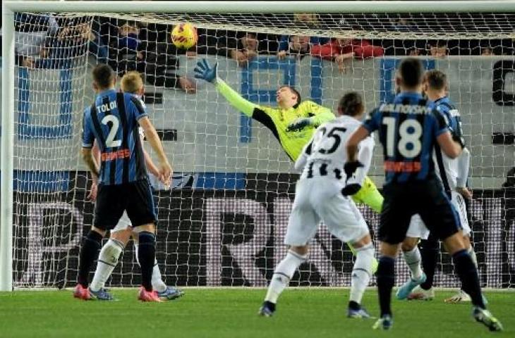 Gelandang Atalanta, Ruslan Malinovskyi, mencetak gol ke gawang Juventus via freekick. (Andreas Solaro/AFP)