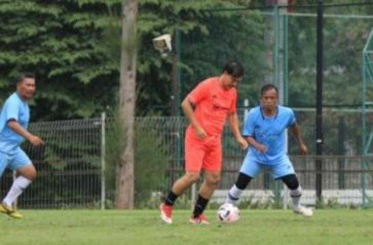 Ricky Yakobi saat bermain bola di Senayan, Jakarta. HO/Lody Hutabarat