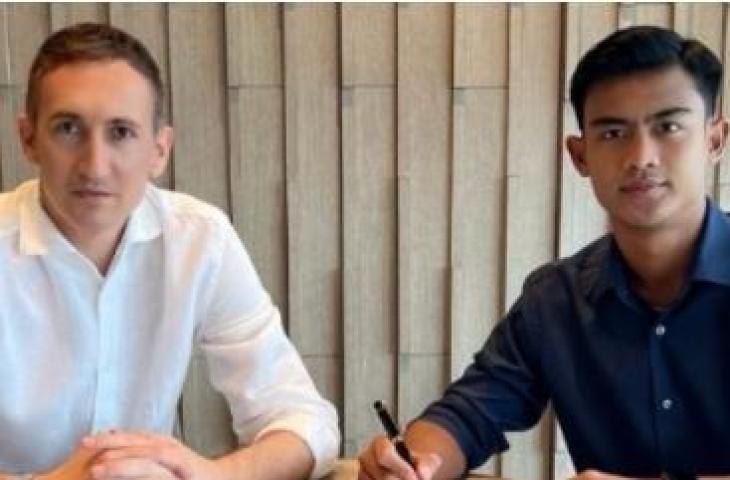 Pemain PSIS Semarang Pratama Arhan tanda tangan kontra dengan Tokyo Verdy ditemani oleh agennya Dusan Buganovic. (Instagram)