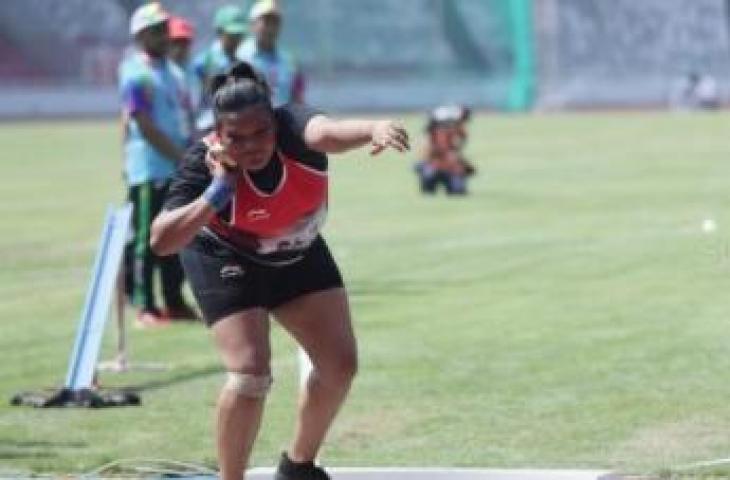 Atlet Indonesia Suparniyati mengambil ancang-ancang saat berlaga pada babak final para atletik nomor tolak peluru F20 putri Asian Para Games 2018 di Stadion Utama GBK, Jakarta, Senin (8/10). [Suara.com/Muhaimin A. Untung