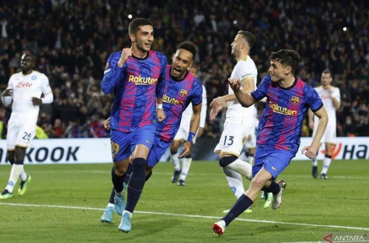 Selebrasi Ferran Torres (kedua kiri) setelah mencetak gol penyeimbang untuk Barcelona dalam pertandinga leg pertama lawan Napoli di Camp Nou pada 18 Februari 2022. ANTARA/REUTERS/ALBERT GEA