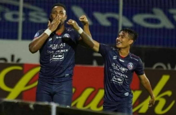 Penyerang Arema FC Carlos Fortes merayakan gol bersama Tito Hamzah. [Arema FC]