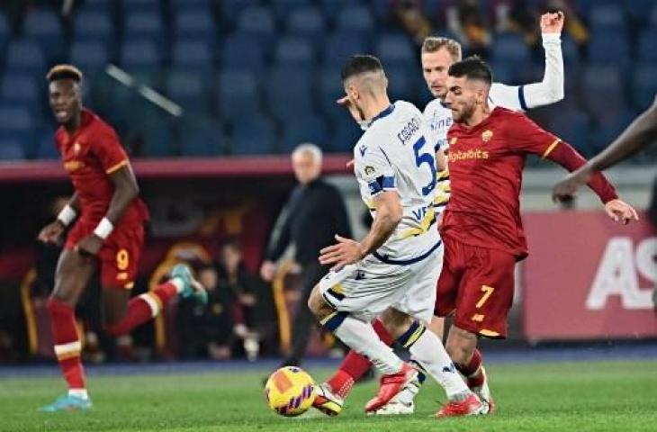 Aksi gelandang AS Roma, Lorenzo Pellegrini saat ditahan imbang Hellas Verona 2-2 di Liga Italia. (ANDREAS SOLARO / AFP)