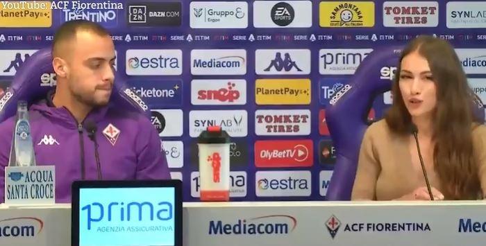 Tatapan genit striker Fiorentina, Arthur Cabral ke presenter wanita viral di media sosial. (Youtube/Fiorentina)