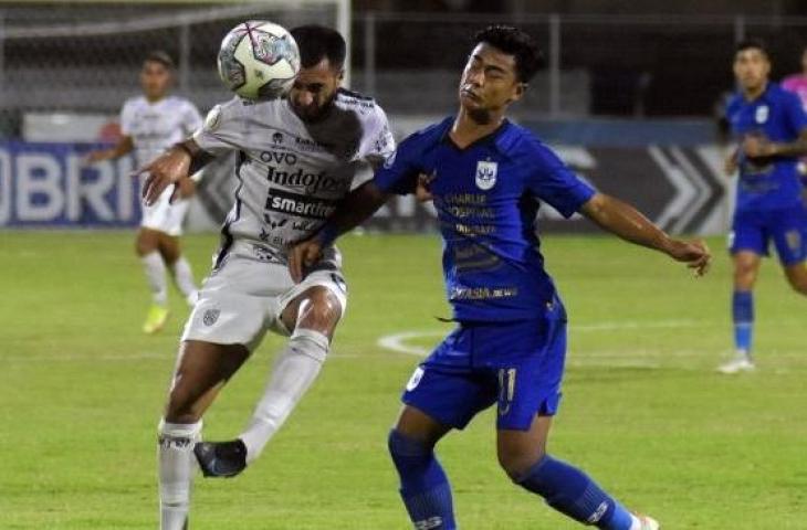 Pemain Bali United, Brwa Nouri (kiri) berebut bola dengan pemain PSIS Semarang, Pratama Arhan pada pertandingan Liga 1 2021 di Stadion Ngurah Rai, Denpasar, Bali, Minggu (20/2/2022) malam. [ANTARA FOTO/Nyoman Hendra Wibowo]