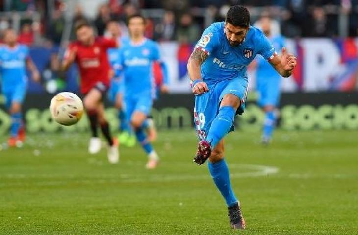 Momen Luis Suarez cetak gol indah dari tengah lapangan saat Atletico Madrid kalahkan Osasuna 3-0. (ANDER GILLENEA / AFP)