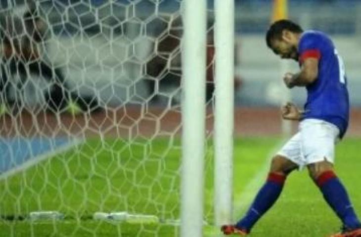 Pemain Timnas Malaysia Safee Sali menjebol gawang Laos dalam pertandingan Grup B Piala AFF 2012 di Stadion Bukit Jalil (28/11/2012). [AFP]