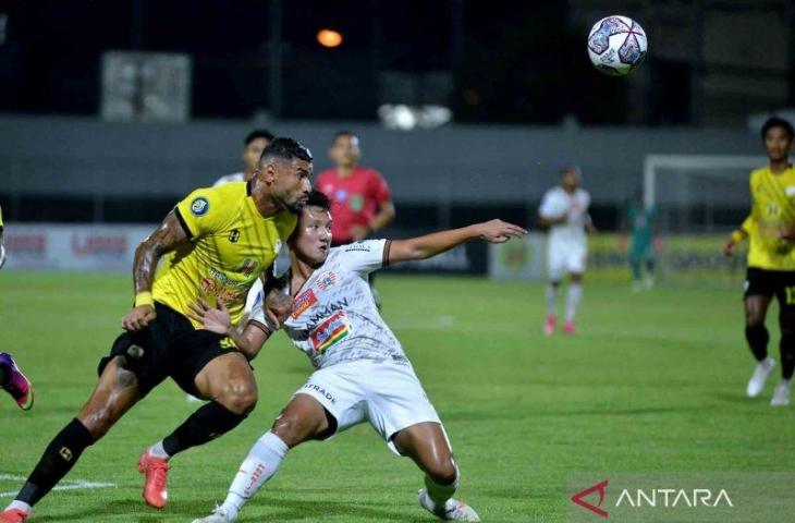 Pesepak bola Persija Jakarta Syahrian Abimanyu (kanan) berebut bola dengan pesepak bola Barito Putera Renan Alves (kiri) saat pertandingan Liga 1 di Stadion Kompyang Sujana, Denpasar, Bali, Rabu (23/2/2022). Barito Putera bermain imbang melawan Persija Jakarta dengan skor 1-1. ANTARA FOTO/Fikri Yusuf/wsj.