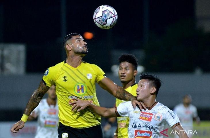 Pesepak bola Persija Jakarta Syahrian Abimanyu (kanan) berebut bola dengan pesepak bola Barito Putera Renan Alves (kiri) saat pertandingan Liga 1 di Stadion Kompyang Sujana, Denpasar, Bali, Rabu (23/2/2022). ANTARA FOTO/Fikri Yusuf/rwa. (ANTARA FOTO/FIKRI YUSUF)