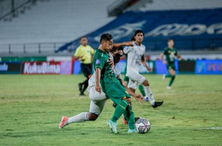 Aksi striker Persebaya Surabaya, Samsul Arif saat bobol gawang Arema FC dan menang 1-0 dalam lanjutan Liga 1 2021. (Dok. Persebaya)