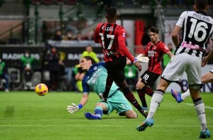 Striker AC Milan, Rafael Leao, saat menjebol gawang Udinese. (AFP/Meguel Medina)