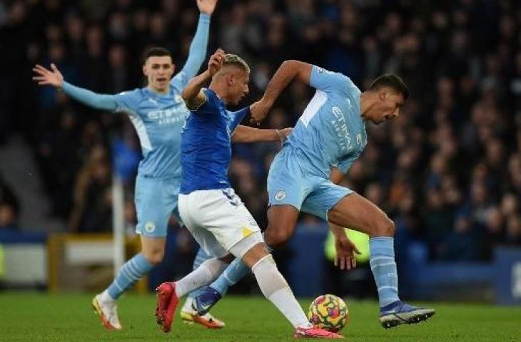 Aksi Rodri saat Manchester City mengalahkan Everton 1-0 dalam lanjutan Liga Inggris. (OLI SCARFF / AFP)