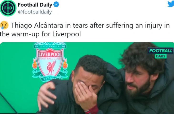 Thiago Alcantara menangis usai gagal tampil di final Piala Liga Inggris melawan Chelsea pada Minggu (27/2/2022). (Twitter/@footballdaily)