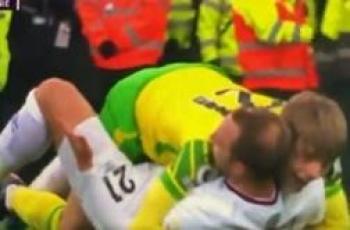 So Sweet! Nyaris Ribut, Pemain Norwich City dan Christian Eriksen Berakhir Pelukan