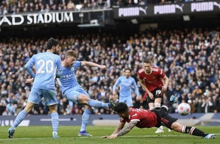 Aksi gelandang Manchester City, Kevin De Bruyne saat bobol gawang Manchester United dalam lanjutan Liga Inggris. (OLI SCARFF / AFP)