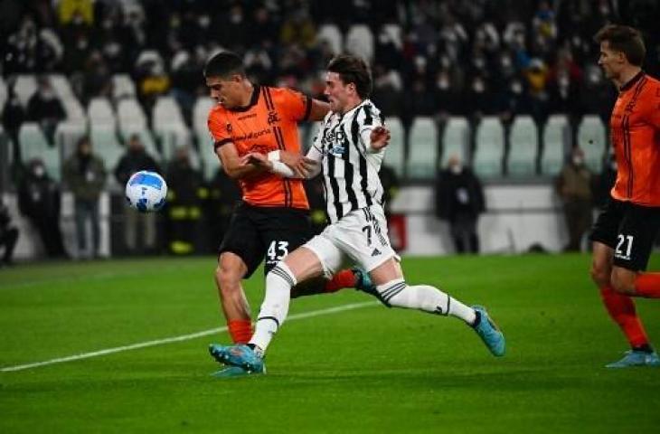 Aksi penyerang Juventus, Dusan Vlahovic saat kalahkan Spezia 1-0 dalam lanjutan Liga Italia. (MIGUEL MEDINA / AFP)